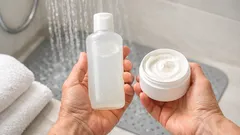 Doccia dopo i 65 anni: ogni quanto farla davvero senza seccare la pelle