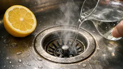 Acqua calda e limone nello scarico: il metodo semplice per eliminare cattivi odori