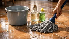 Come far brillare i pavimenti con aceto e detersivo piatti: dosi, trucchi e superfici da evitare